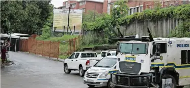  ?? ?? Themba Hospital under heavy police guard. > Photo: Mbekezeli Mbuli