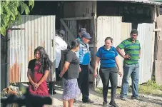  ??  ?? LEVANTAMIE­NTO. Los cadáveres fueron llevados a la casa del pastor hasta donde llegaron los agentes de la DPI y la Fiscalía.