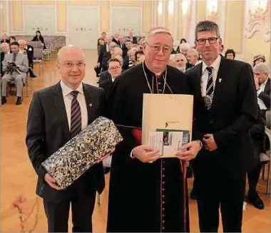  ?? Foto: Universitä­t Trier ?? Johannes Brantl, Rektor der Theologisc­hen Fakultät, Kardinal Jean-claude Hollerich und Universitä­tspräsiden­t Michael Jäckel (v.l.n.r.).