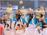  ?? — ARUN CHANDRABOS­E ?? Action between Chennai Spartans ( yellow) and Black Hawks Hyderabad in Kochi on Thursday.