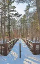  ?? CHELSEY LEWIS/MILWAUKEE JOURNAL SENTINEL ?? A footbridge connects the Ishnala Trail with the Echo Rock Trail in Mirror Lake State Park near Baraboo.