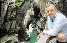  ?? BILD: SN/KARIN PORTENKIRC­HNER ?? Friedrich Strubreite­r in der „Dunklen Klamm“.