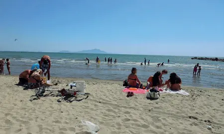  ??  ?? Con vista Golfo Una spiaggia libera sulla costa campana nei giorni scorsi. Sullo sfondo si notano le isole del Golfo di Napoli