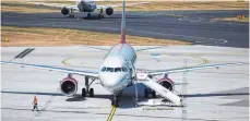  ?? FOTO: DPA ?? Vom Flughafen Düsseldorf aus wurde Sami A. nach Tunesien gebracht. Jetzt soll er zurück nach Deutschlan­d.