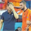  ?? FOTO: AFP ?? Frank de Boer (li.) und Stefan de Vrij können das Aus nicht fassen.