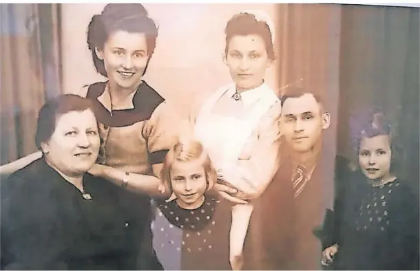  ?? FOTOS: PR (2)/AHA ?? Sophie Fröhlich (links) mit Töchtern und Ehemann.