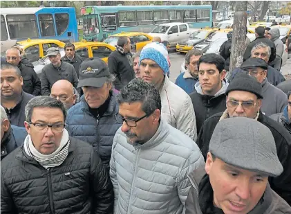  ?? DELFO RODRÍGUEZ ?? También marcharon. Los taxistas esperan que el proyecto no avance en Senadores.