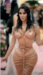  ??  ?? Neo-feminist ünlülerden bahsederke­n Kardashian-Jenner ailesini es geçmek olmaz. Roby Rihanna Fenty ile
Linda Fargo, Fenty’nin New York Bergdorf Goodman’daki açılış davetinde bir araya geldi.