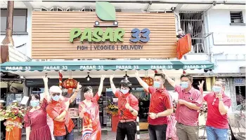  ??  ?? From left: Lo, Lee, Wong, Chan, Edwin, Chen Ming and Liaw during the opening of Pasar 33.