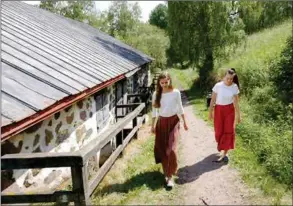  ??  ?? KVARN. Vid Nautelanko­ski museum kan man också titta in i kvarnen vid forsen. Anni Hänninen (t.v.) och Alina Hirvinen guidar.