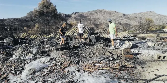  ?? Foto: Stefano Favilla ?? Die Familie Agosta hat ihr Zuhause an das Feuer verloren. Eine Spendenakt­ion soll helfen.