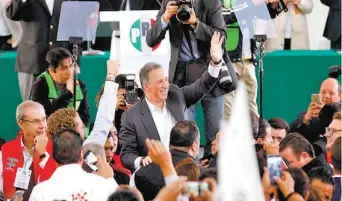  ?? JUAN CARLOS BAUTISTA ?? José Antonio Meade, precandida­to priista a Los Pinos. Amiamigoel­Dr.MarioMadra­zoNavarroy­sufamiliae­nestamalah­ora