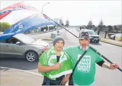  ?? PHOTO / WARREN BUCKLAND ?? Protesting on Wairoa bridge are Affco Talley's Wairoa workers Peter Amato, a Wairoa Union delegate, and Phil Reweti, of Whanganui.