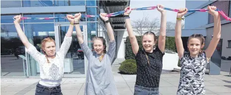  ?? FOTOS: DAGMAR HUB ?? Wollen den Sprung in die Show schaffen: Leonie, Carlotta, Emely und Lorena sind vom Bodensee nach Ulm gefahren, um ihre Rope-Skipping-Fähigkeite­n unter Beweis zu stellen.