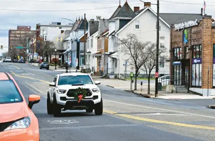  ?? APRIL GAMIZ/THE MORNING CALL ?? Traffic moves along West Broad Street in Bethlehem.