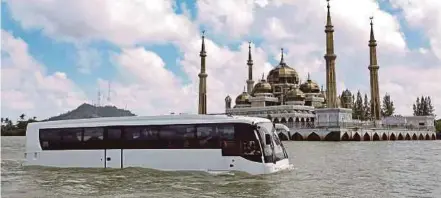  ?? [FOTO GHAZALI KORI /BH] ?? Bas amfibia melintasi Masjid Kristal ketika sesi pandu uji menyusuri Sungai Terengganu, Februari lalu.