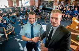  ?? PHOTO: MYTCHALL BRANSGROVE/ FAIRFAX NZ ?? Constable Ben Grant receives his award from national manager of police sport Dave Gallagher.