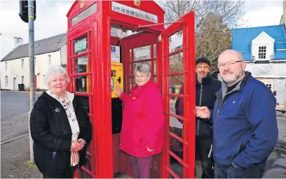  ?? ?? New defib Kathleen Sweeney and Maureen MacGregor of Muthill Gala committee and Donald Hood and Sandy Black of Muthill and Tullibardi­ne Community Council