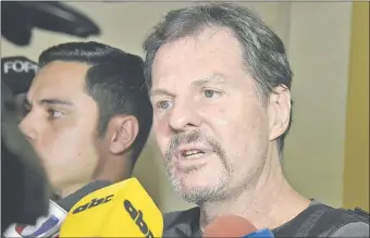  ??  ?? Bruno Farina habló con la prensa en el Palacio de Justicia. Desconoció cualquier relación con el también brasileño Darío Messer, buscado por la Justicia de su país.