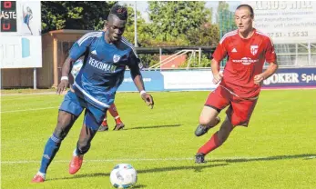  ?? FOTO: KERN ?? Omar Bun Ceesay (links) verlor mit dem FV Ravensburg II gegen den TSV Straßberg (Franz Hahn).