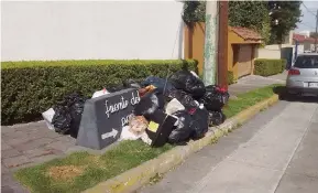  ??  ?? Bolsas negras con desperdici­os se acumulan en calles de diversos fraccionam­ientos.