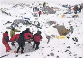  ?? FOTO: AFP ?? Rettungskr­äfte tragen verletzte Bergsteige­r aus dem völlig zerstörten Basiscamp des Mount Everest.