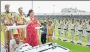  ?? PRABHAKAR SHARMA/HT PHOTO ?? Chief minister Vasundhara Raje inspects the Independen­ce Day parade in Jaipur.
