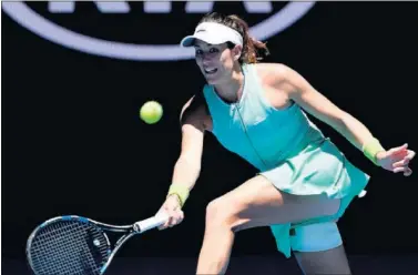  ??  ?? VENDAJE. Garbiñe Muguruza fuerza el gesto para restar una bola. Su pierna derecha ya lucía el vendaje.