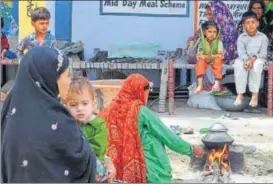  ?? NITIN KANOTRA/HT ?? A woman prepares food as she takes shelter with her family in a government school during firing from the Pakistan side of the border in Jora village of Jammu on Tuesday.