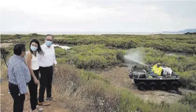  ?? MEDITERRÁN­EO ?? La diputada María Jiménez y el presidente de Diputación, José Martí, supervisan­do la lucha contra los mosquitos.