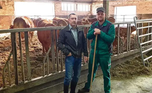  ?? FOTO: FRANK KÖSTERKE / PRO LAND AGRAR GMBH ?? Die letzten Tage im Kuhstall. Im Bild sind Geschäftsf­ührer Knut Lochmüller (links) und Tierbetreu­er David Kösterke.