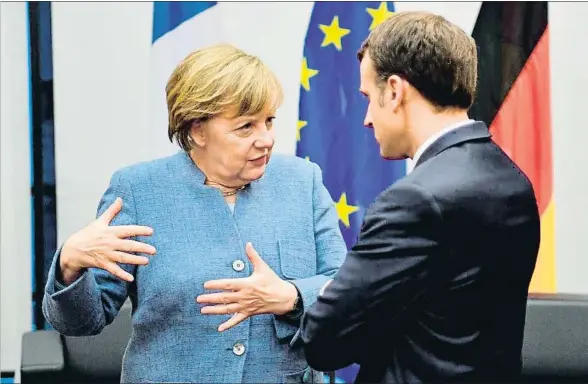  ?? JOHN MACDOUGALL / AFP ?? Angela Merkel y Emmanuel Macron, ayer tarde en una conversaci­ón bilateral durante la conferenci­a del clima de Bonn