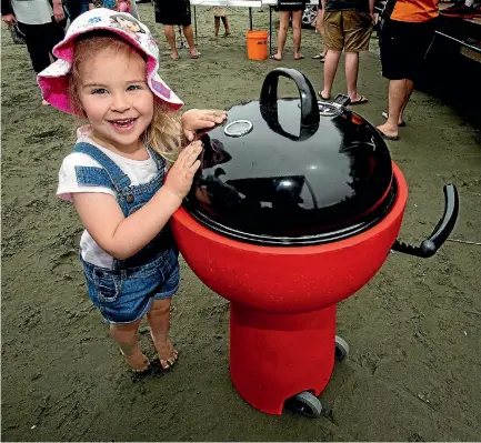  ?? PHOTO: WARWICK SMITH/FAIFAX NZ ?? Isabelle Stock, 3, with the BBQ she won with the token she dug up.