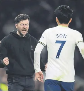  ?? Foto: getty ?? Heung-min Son celebra el gol del empate del tottenham con el interino Ryan Mason