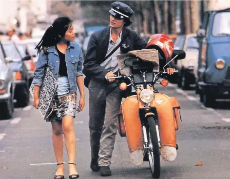  ?? FOTOS: UNITED ARCHIVES ?? Sein Moped hat er mit der Kühlerfigu­r eines Rolls-Royce geschmückt: Postbote Jules beim Flirten in Paris.