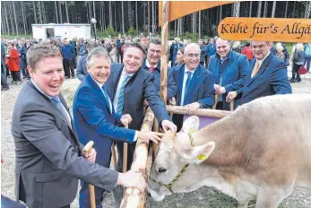  ?? FOTO: FELIX KÄSTLE ?? Ein besonderer Tag auch für Oberbürger­meister Hans-Jörg Henle (Zweiter von links): Im Oktober 2016 fand der Spatenstic­h auf dem Park-Gelände statt.