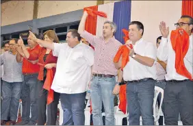  ??  ?? Mario Abdo Benítez y Horacio Cartes encabezaro­n el acto principal de cierre de campaña en Concepción.