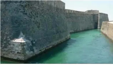  ??  ?? Las imponentes fortificac­iones de Ceuta y su foso.