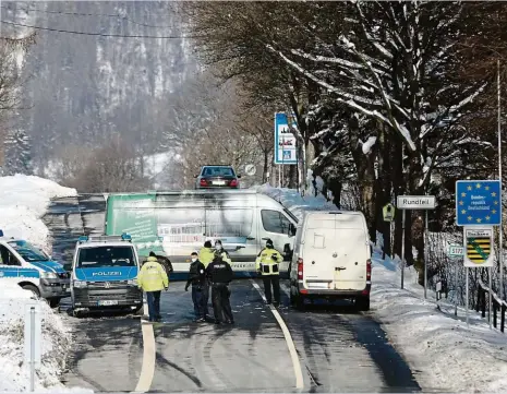  ?? Foto: Iveta Lhotská, MAFRA ?? Stop, kontrola Německá policie obsadila hraniční přechod Petrovice v Ústeckém kraji a nepouští téměř nikoho.