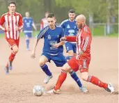  ?? FOTO: UWE MISERIUS ?? Vincenzo Bosa (in blau) und sein FC Leverkusen feierten einen knappen Sieg und bleiben weiter oben dran.