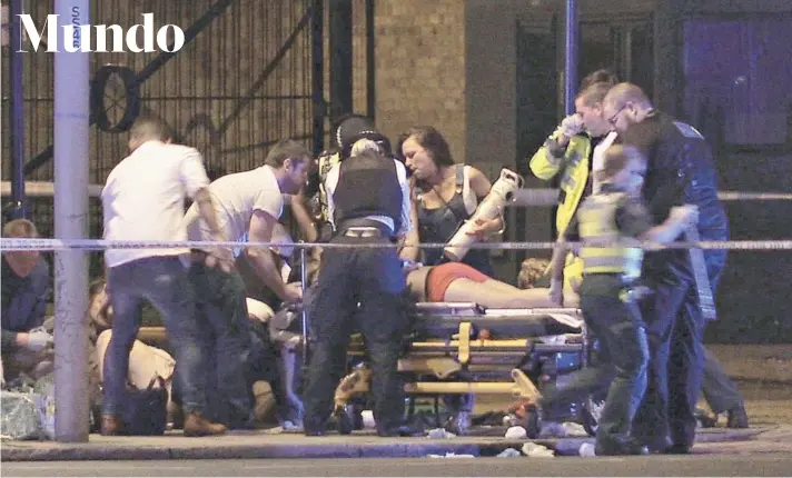  ?? FOTO: AP ?? Un policía británico monta guardia ayer en la zona del Borough Market tras reportarse incidentes allí y en el Puente de Londres.