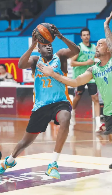  ?? Picture: STEWART McLEAN ?? STEPPING UP: Taipans star Kouat Noi plays for Lakers against Oxygen Thieves Ryan Cetinich during Round 4 of Cairns Basketball’s A-grade competitio­n.