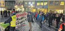  ?? FOTO: SIEGFRIED HEISS ?? Rund 100 Menschen haben am Montagaben­d in Ravensburg gegen die Menschen demonstrie­rt, die wegen der Corona-Schutzmaßn­ahmen regelmäßig auf die Straße gehen.