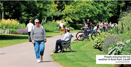  ?? JONATHAN MYERS ?? People enjoying the hot weather in Bute Park, Cardiff