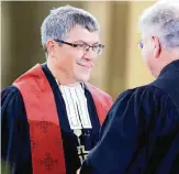  ?? FOTO: PETER GERCKE/DPA ?? Der Präses des Magdeburge­r Kreiskirch­enrates, Gerhard Stephen Stehli, überreicht die Bischofsst­ola an Friedrich Kramer (links).