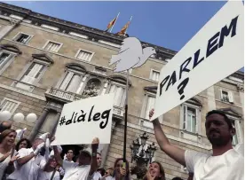  ?? FOTO: EPA/ALBERTO ESTEVEZ ?? Vitklädda demonstran­ter samlades på torget Sant Jaume i Barcelona för att mana politikern­a till dialog om krisen mellan den katalanska regionförv­altningen och den spanska regeringen.