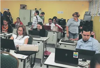  ?? FOTO: EFRAÍN SALGADO ?? Los aspirantes a directores de centros educativos realizaron ayer las pruebas psicométri­cas.