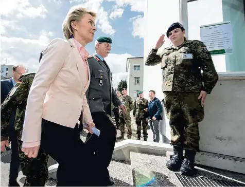  ??  ?? Ursula von der Leyen und Generalleu­tnant Jörg Vollmer in der Kaserne in Illkirch. Hier war der terrorverd­ächtige Oberleutna­nt Franco A. stationier­t.