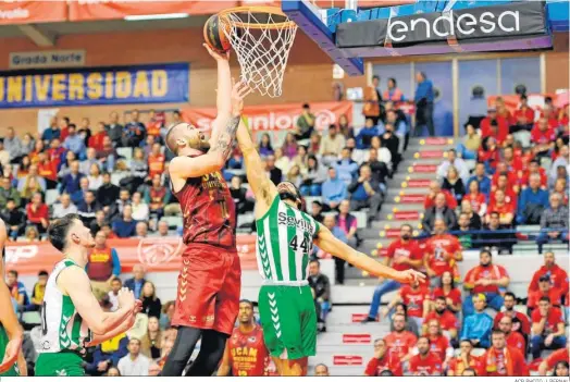  ?? ACB PHOTO J. BERNAL ?? Radovic domina el tablero ante la impotencia de Hill por la falta de centímetro­s y la pasividad de Kurucs, que mira la jugada.