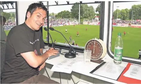  ?? FOTO: HORSTMÜLLE­R ?? Schon lange mit Fortuna verbunden: Dieter Nuhr war während des Mythos-spiels 2003 auch schon als Stadionspr­echer im Einsatz.